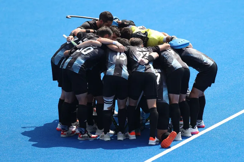 Un equip d'hoquei reunit al camp.